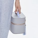 Modell vanity case kézitáskával vonul