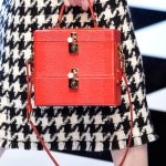 Modell vanity case kézitáskával vonul