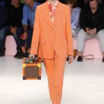 Modell vanity case kézitáskával vonul