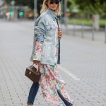 Modell vanity case kézitáskával vonul