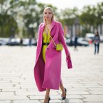 Modell vanity case kézitáskával vonul