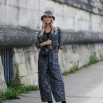 Modell vanity case kézitáskával vonul