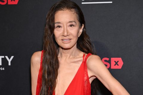 A hosszú, barna hajú Vera Wang egy mélyen dekoltált, élénkpiros csipkeruhában a New York-i DKMS gálán