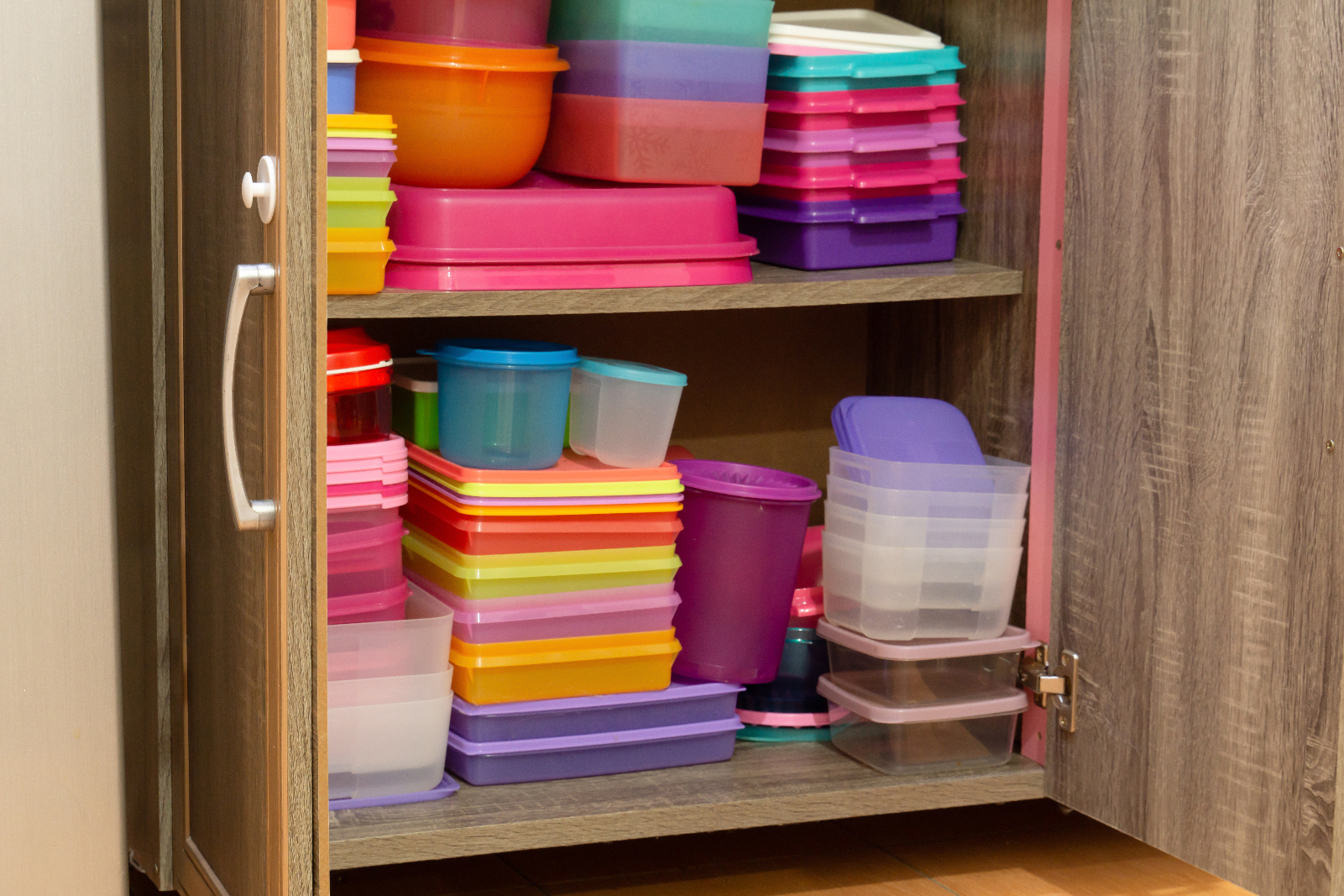 konyhaszekrénybe pakolt színes műanyag dobozok