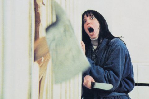 Wendy Torrance, akit az amerikai színésznő Shelley Duvall alakít, rémülten hátrál, miközben a férje fejszével töri át a fürdőszobaajtót Stanley Kubrick 1980-as Ragyogás című filmjének egyik jelenetében.