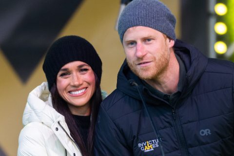 Meghan Markle és Harry herceg sapkában mosolyognak