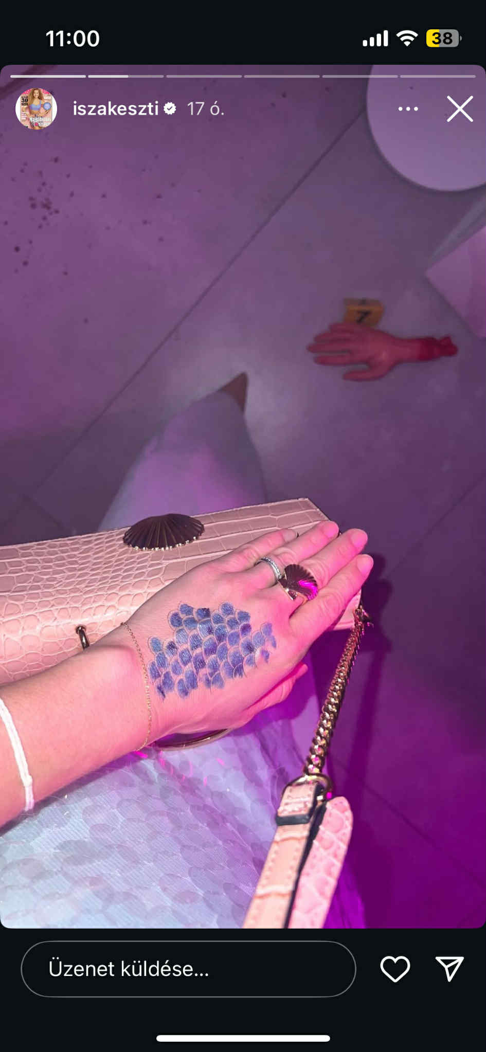 Iszak Eszter kezére is kerültek pikkelyek