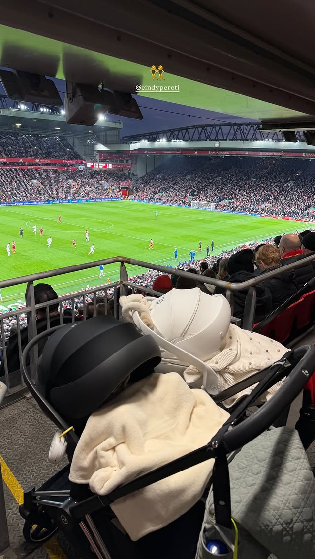 Buzsik Borka és Cindy Peloti együtt a lelátón