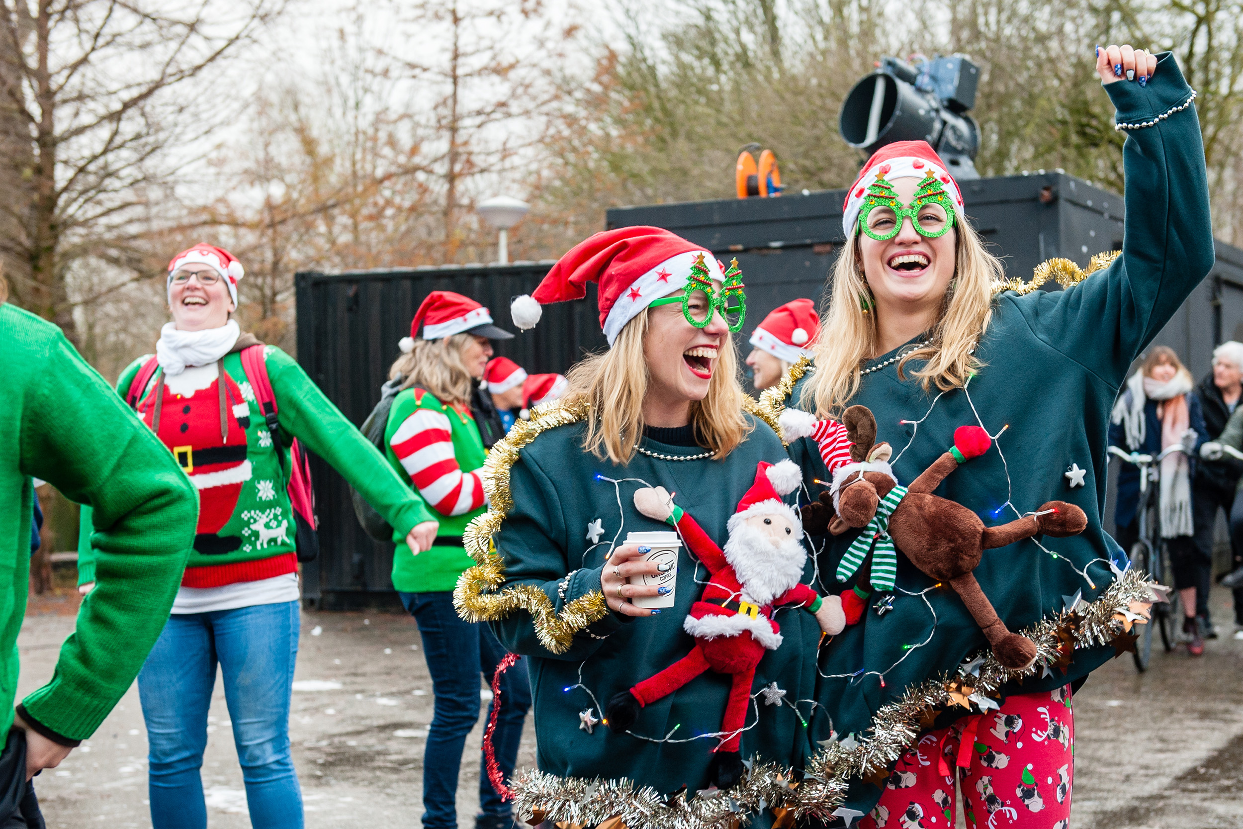 Két fiatal nő csúnya karácsonyi pulcsiban