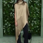 Binx Walton tunikában pózol