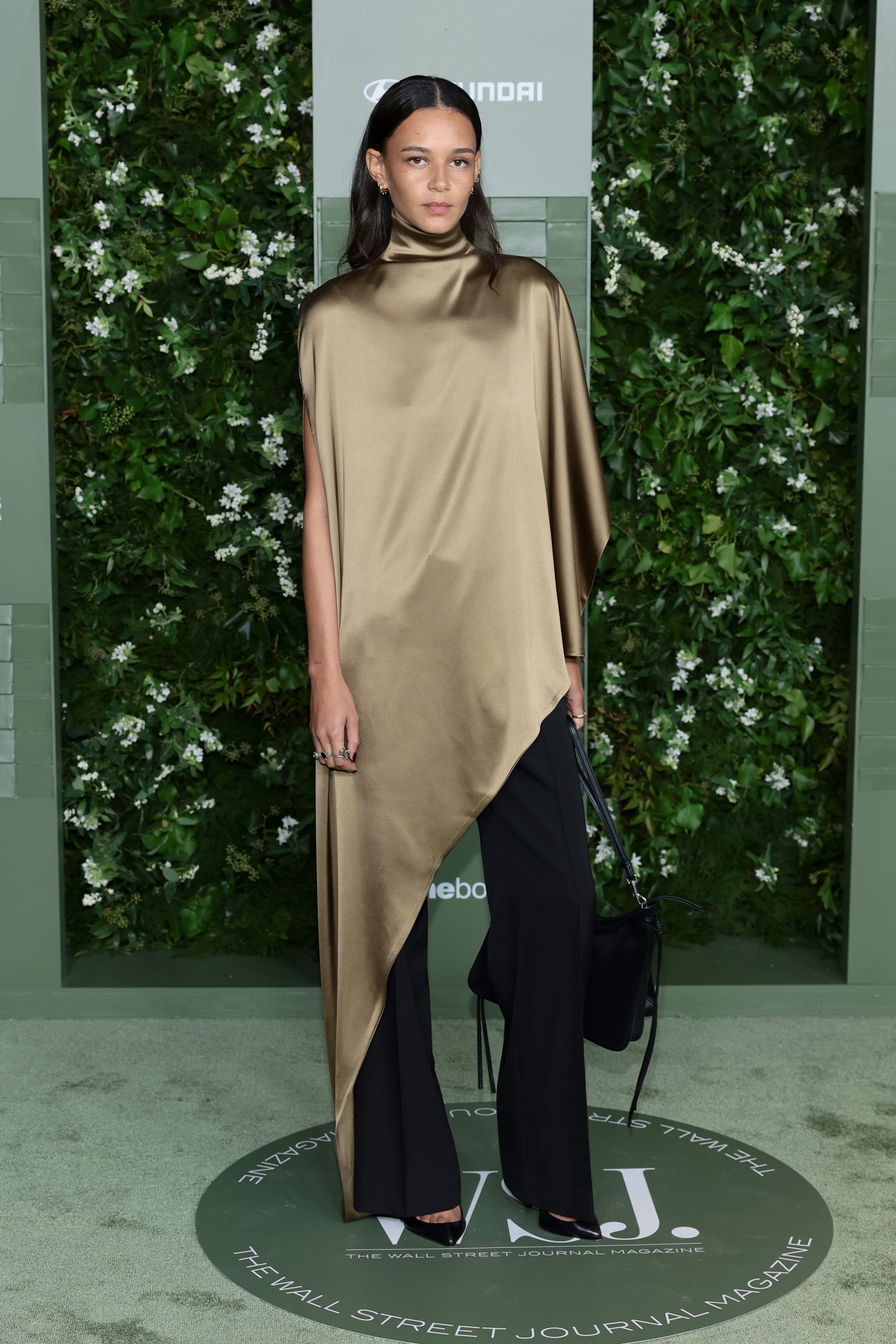 Binx Walton tunikában pózol