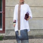 Fiatal nő tunikában vonul az utcán