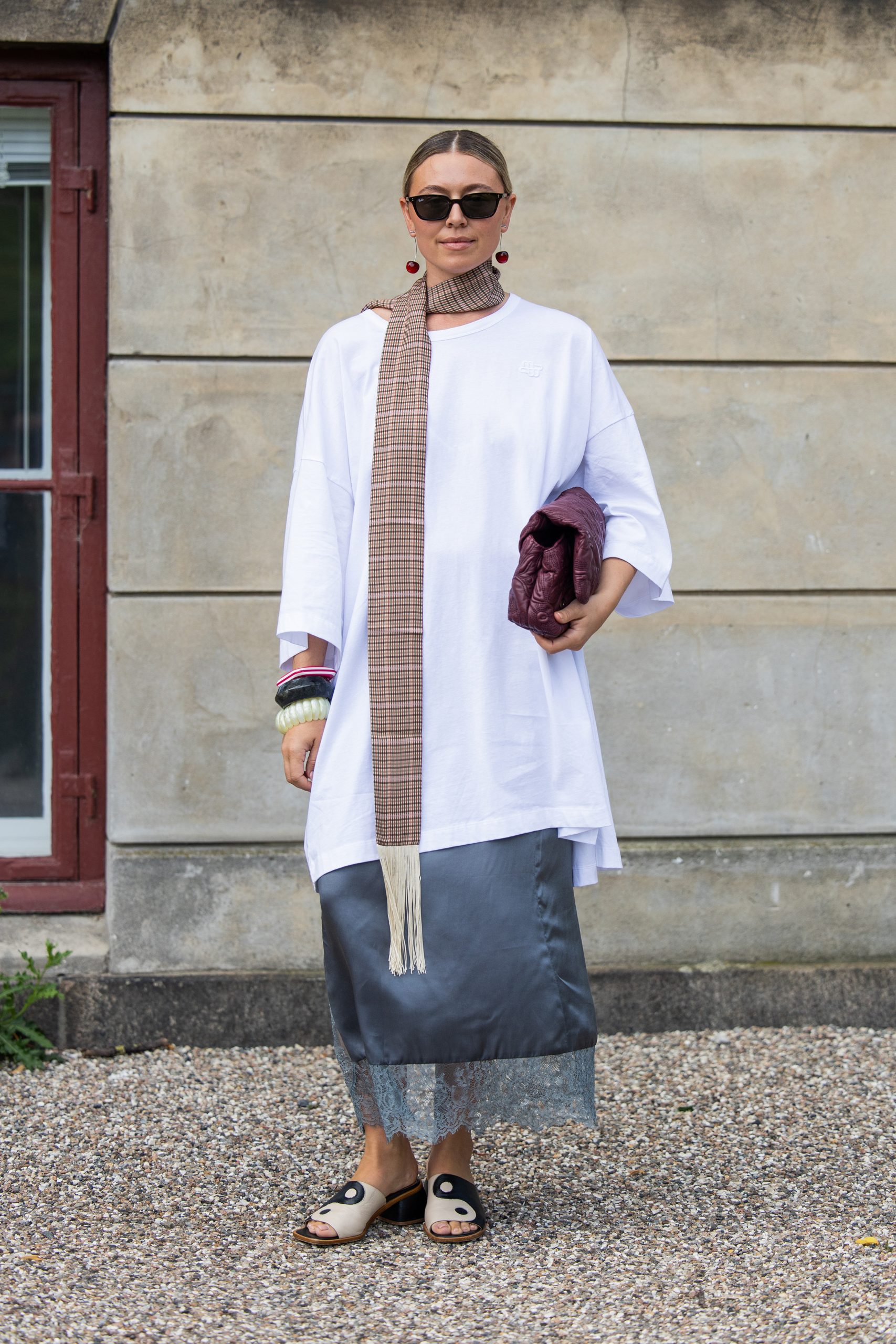 Fiatal nő tunikában vonul az utcán