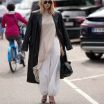 Fiatal nő tunikában vonul az utcán