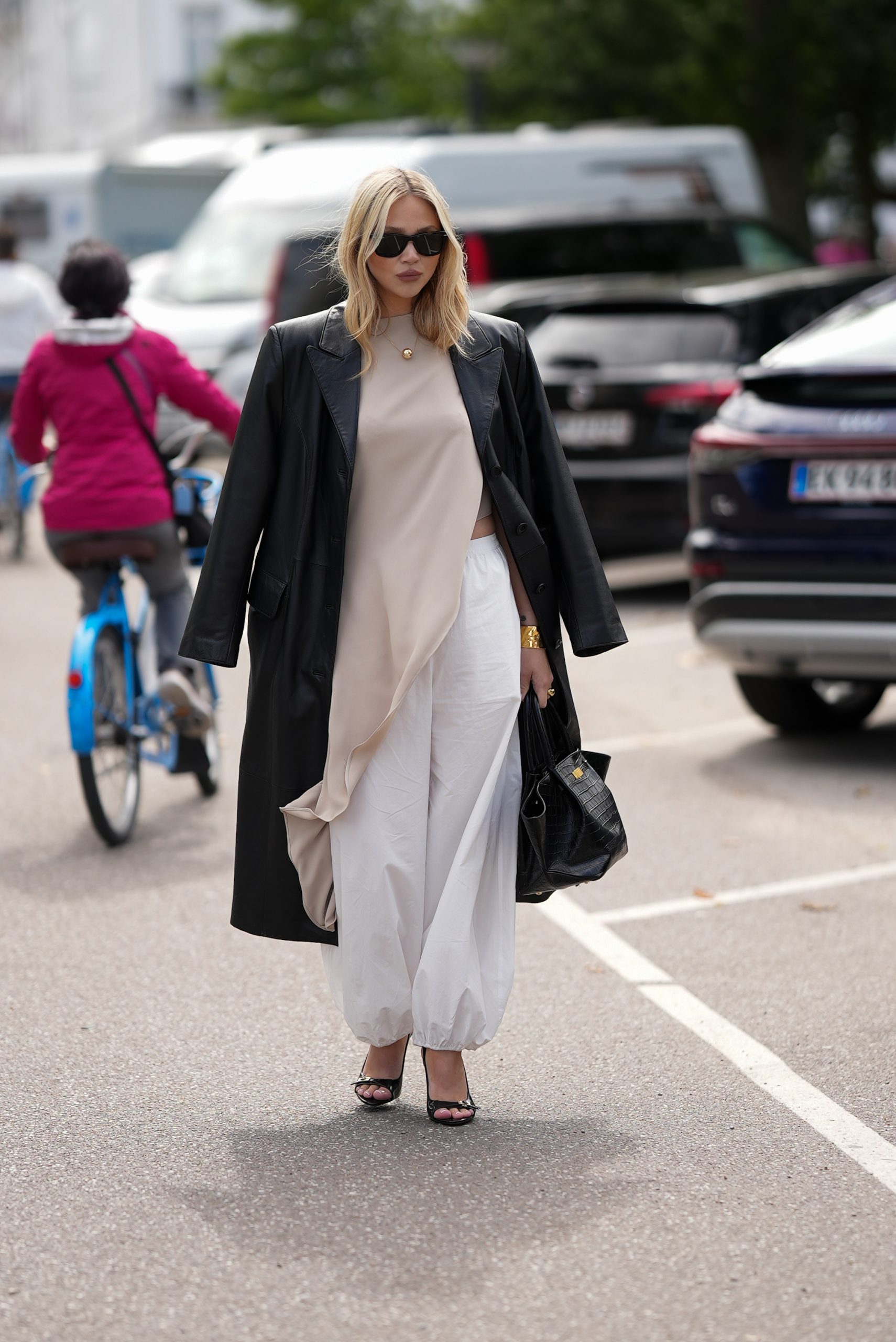 Fiatal nő tunikában vonul az utcán