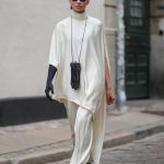 Fiatal nő tunikában vonul az utcán