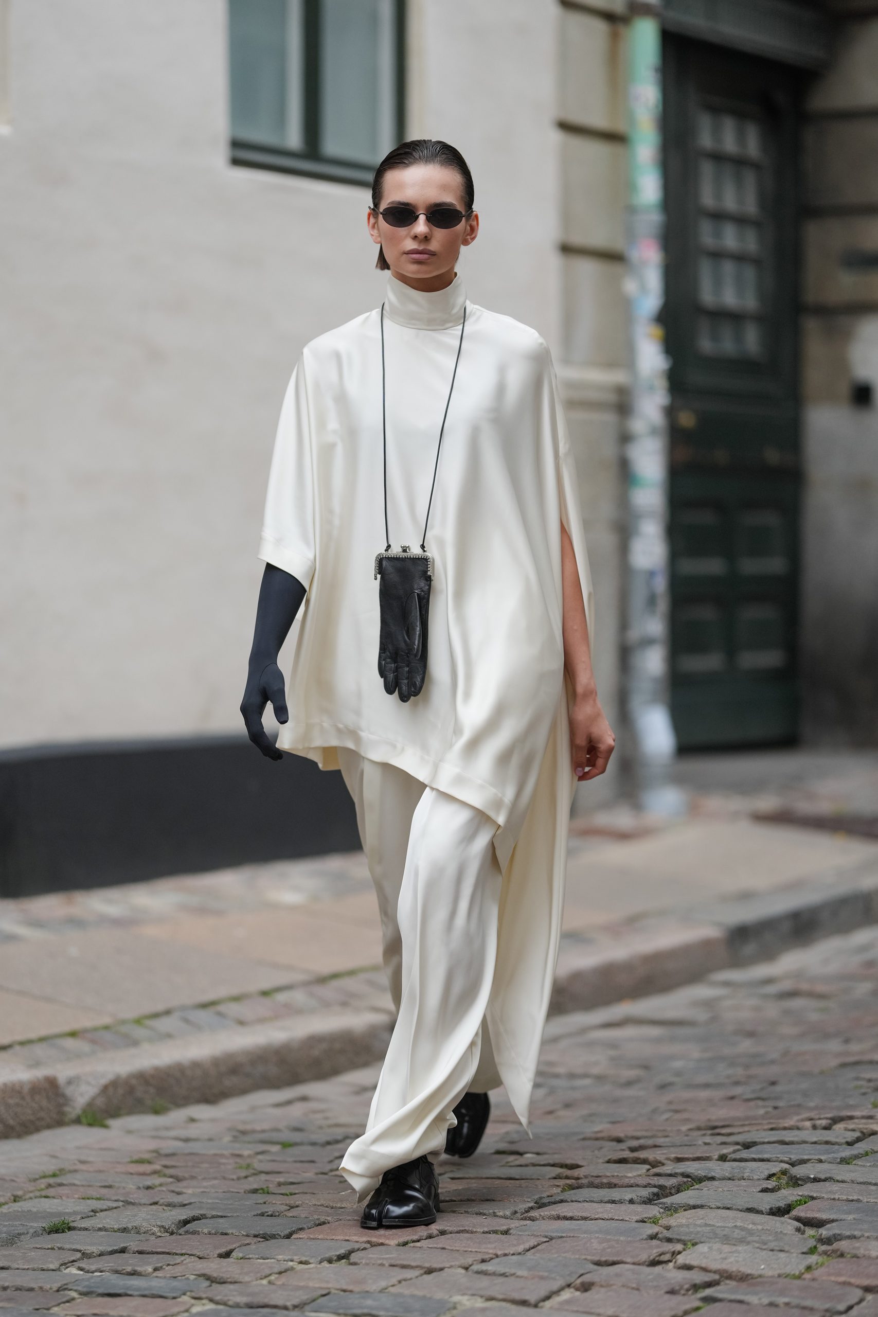 Fiatal nő tunikában vonul az utcán