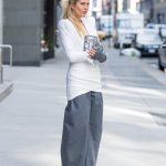 Fiatal nő tunikában vonul az utcán