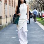 Fiatal nő tunikában vonul az utcán