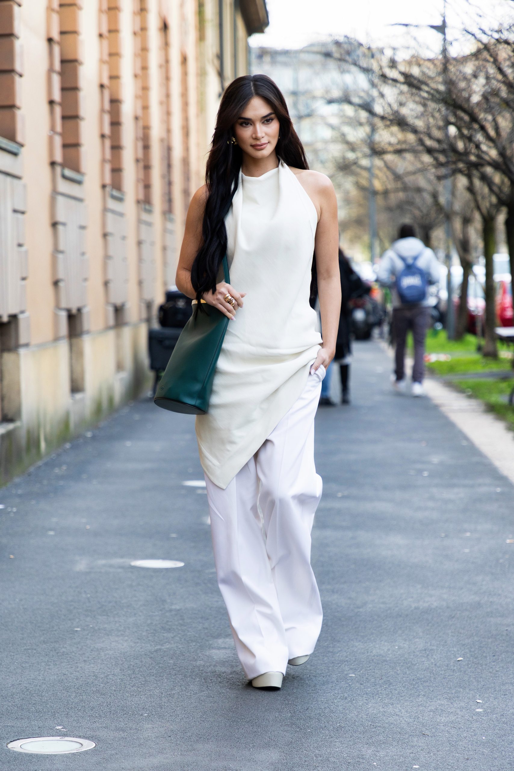 Fiatal nő tunikában vonul az utcán