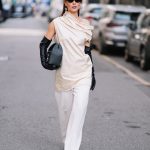 Fiatal nő tunikában vonul az utcán