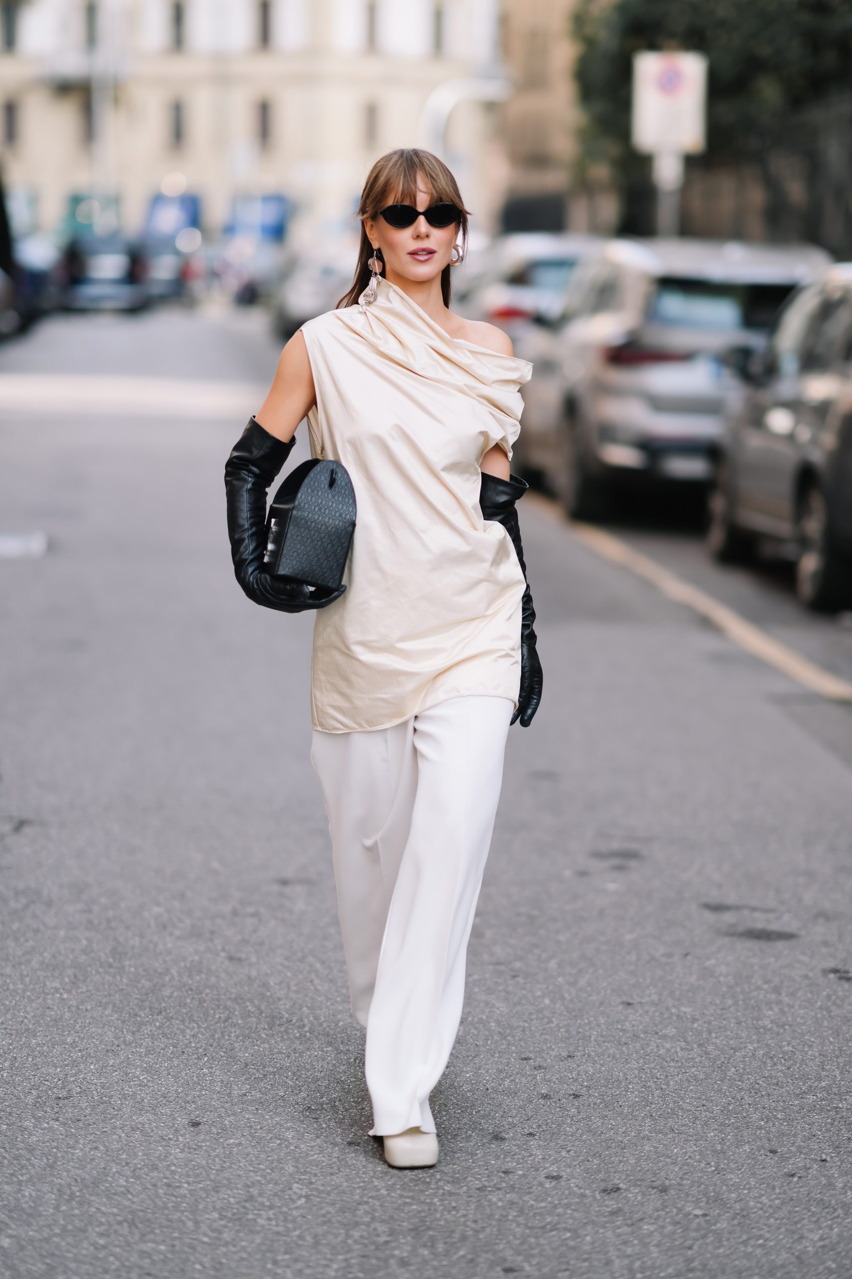 Fiatal nő tunikában vonul az utcán