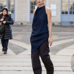 Fiatal nő tunikában vonul az utcán