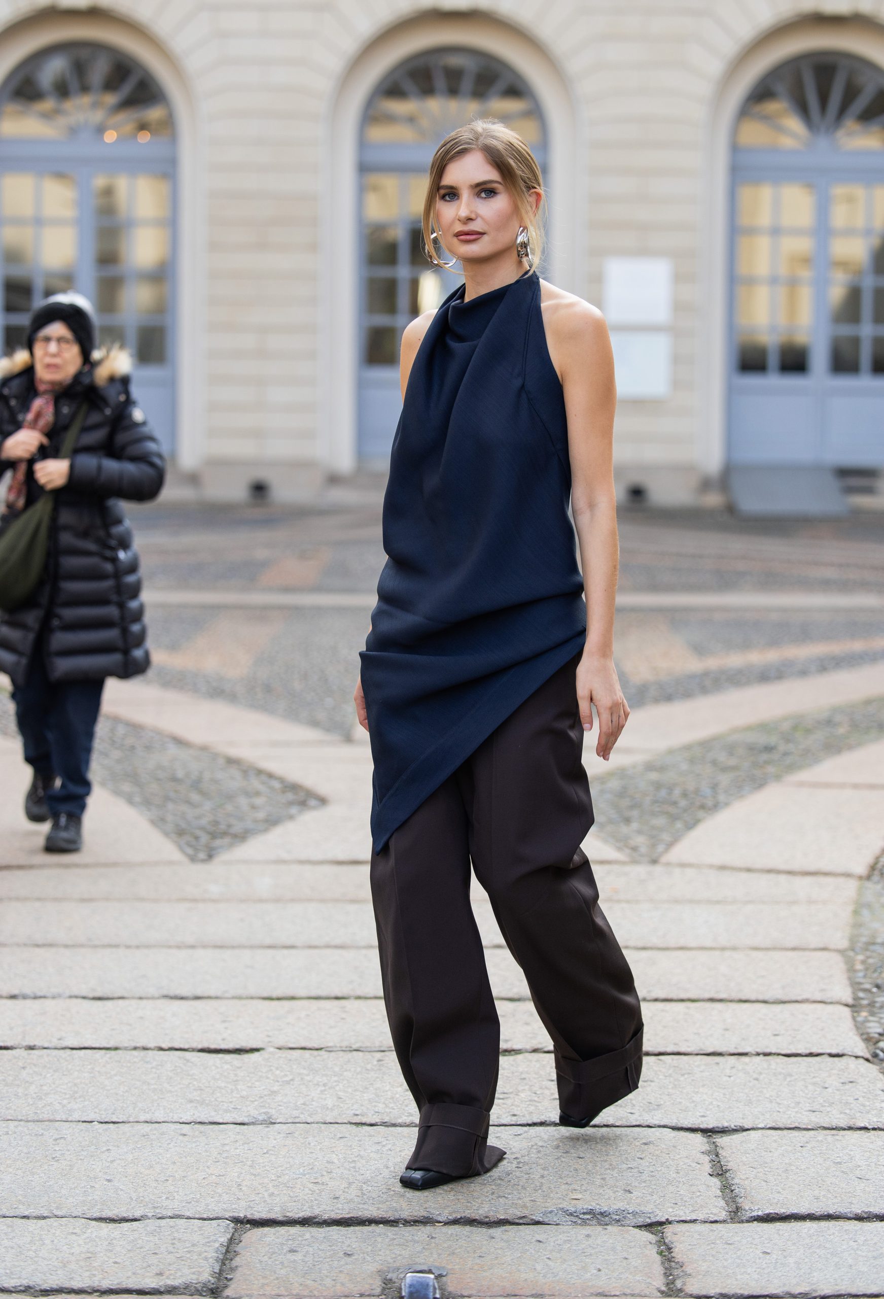 Fiatal nő tunikában vonul az utcán