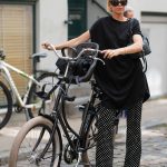 Fiatal nő tunikában vonul az utcán