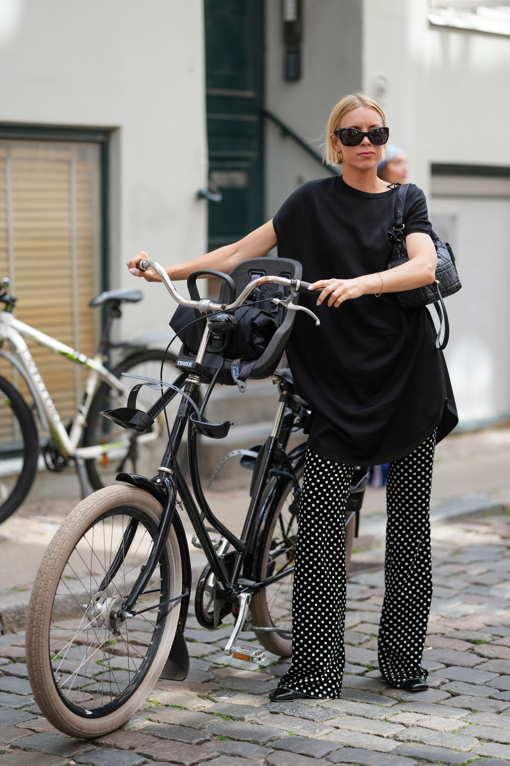 Fiatal nő tunikában vonul az utcán