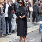 Modell magassarkú cipőben vonul az utcán