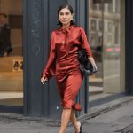 Modell magassarkú cipőben vonul az utcán