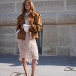 Modell magassarkú cipőben vonul az utcán