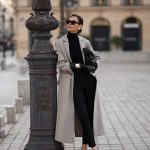 Modell magassarkú cipőben vonul az utcán