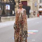 Modell magassarkú cipőben vonul az utcán