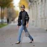 Modell magassarkú cipőben vonul az utcán