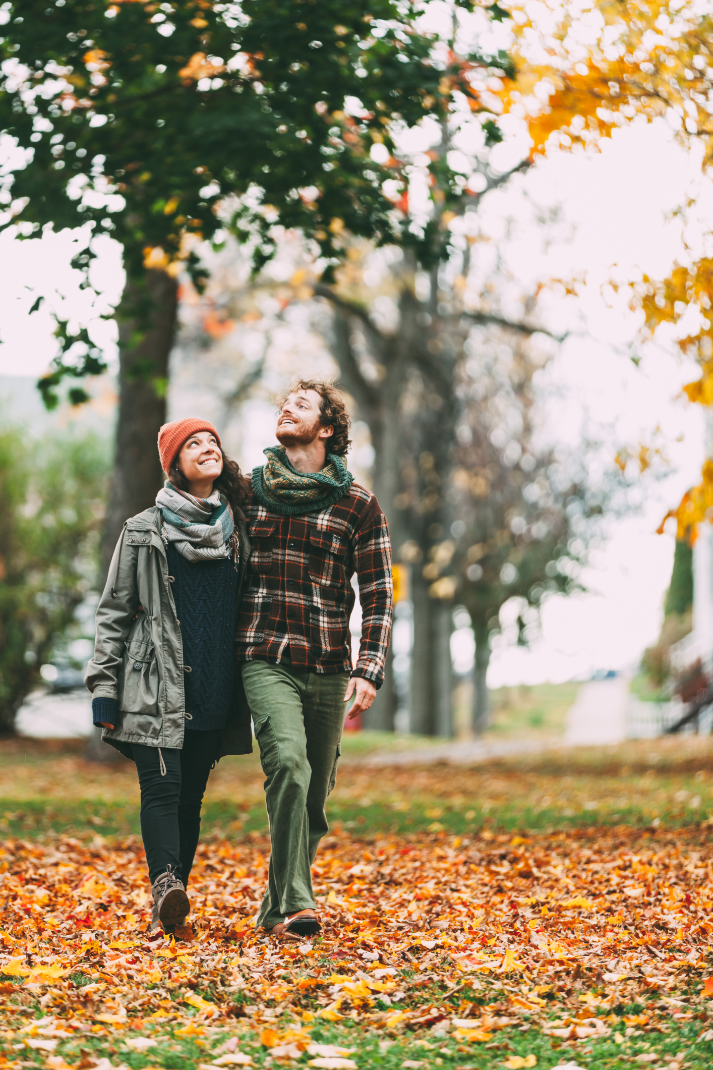 3-csillagjegy-aki-meg-2025-ben-megleli-elete-szerelmet | Marie Claire Aranyos pár sétál egy parkban egy gyönyörű őszi napon