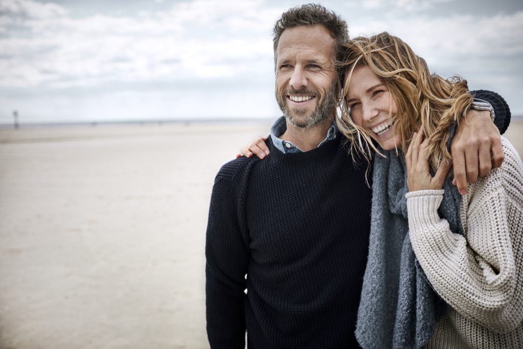 Idősebb pár boldogan ölelkezik