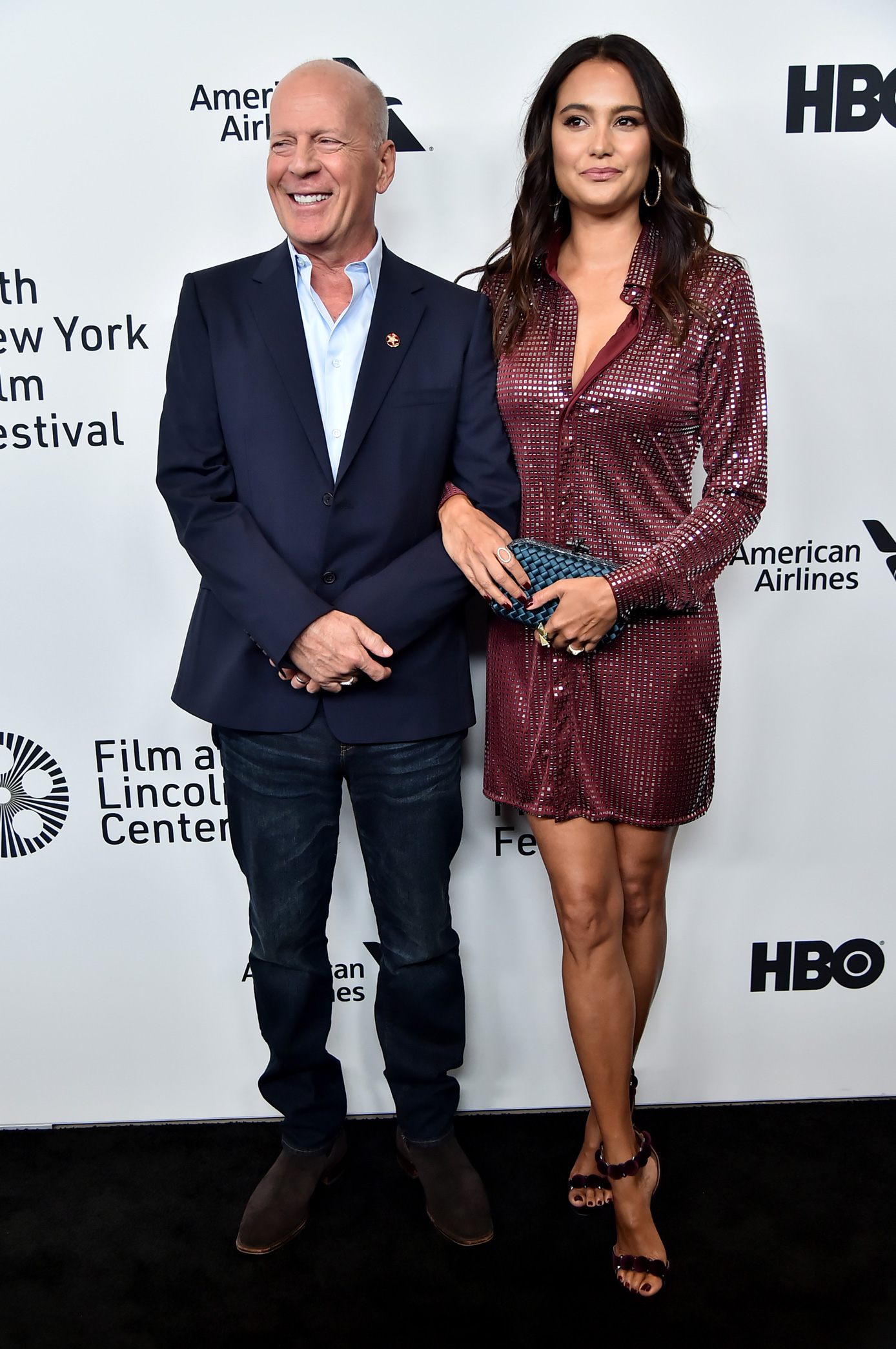 A mosolygó, öltönyös Bruce Willis és felesége, a csillogó bordó ruhát viselő Emma Heming Willis az Árva Brooklyn premierjén az 57. New York-i Filmfesztiválon, 2019. október 11-én New Yorkban