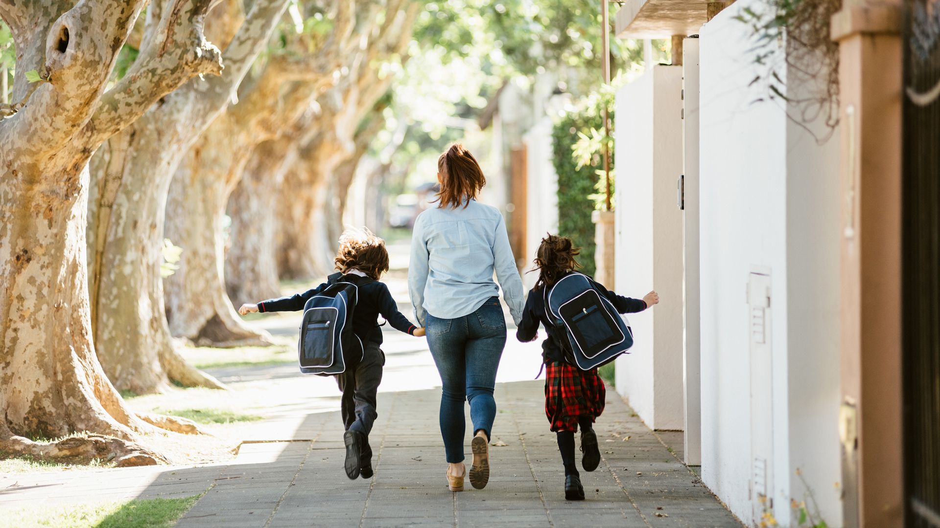 egyenlotlen-szuloi-csoportok-es-chatek-hol-vannak-az-apak | Marie Claire Anyuka hátulról két gyerekkel siet az iskolába