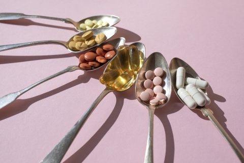Különböző vitaminok evőkanalakban