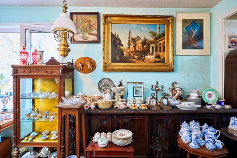 antik lakberendezési tárgyak egy lakásban