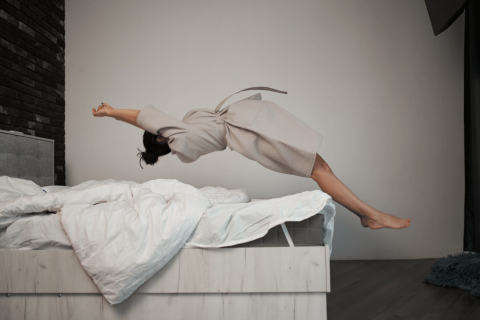 Egy nő beugrik az ágyba