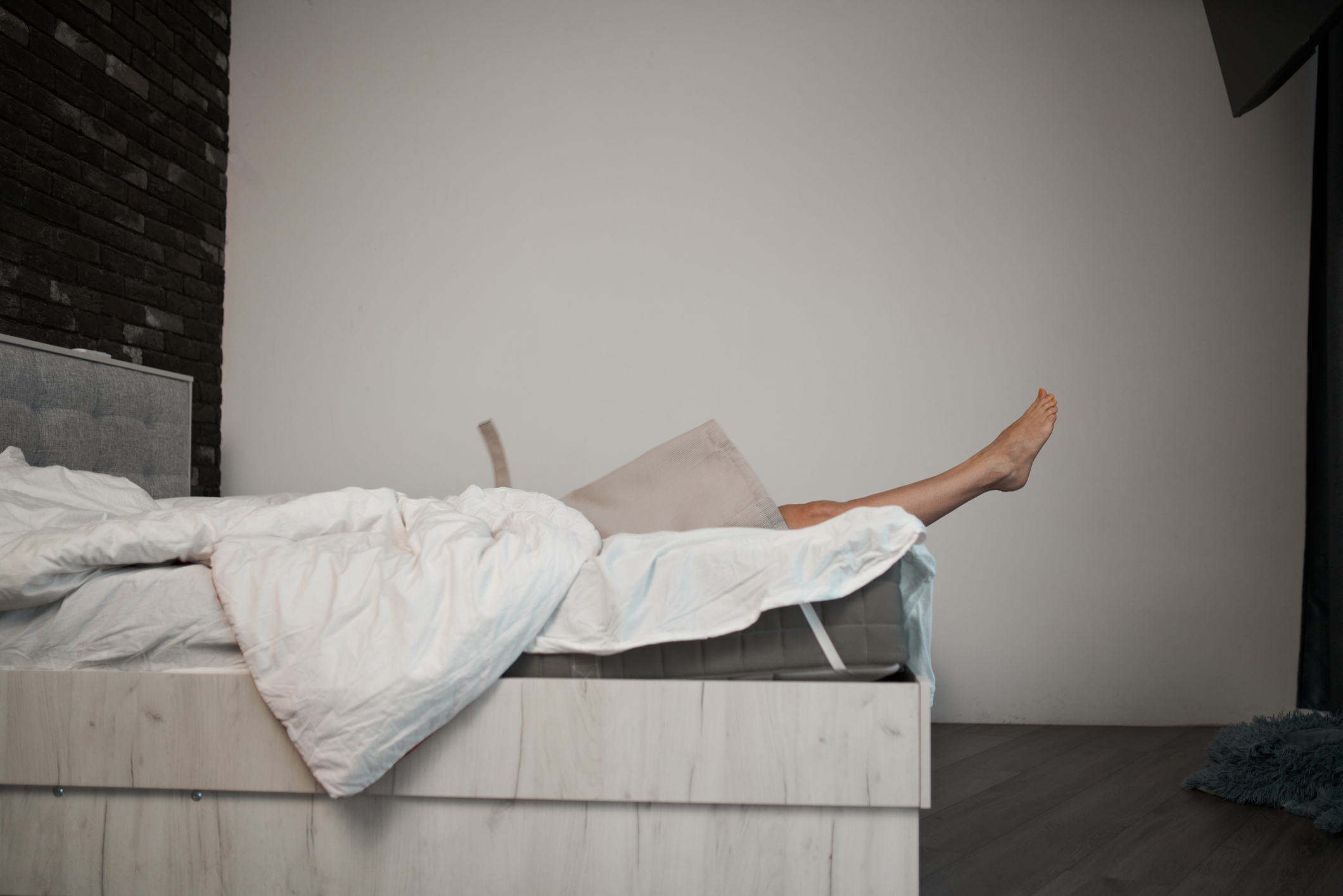 Egy nő egyedül az ágyban