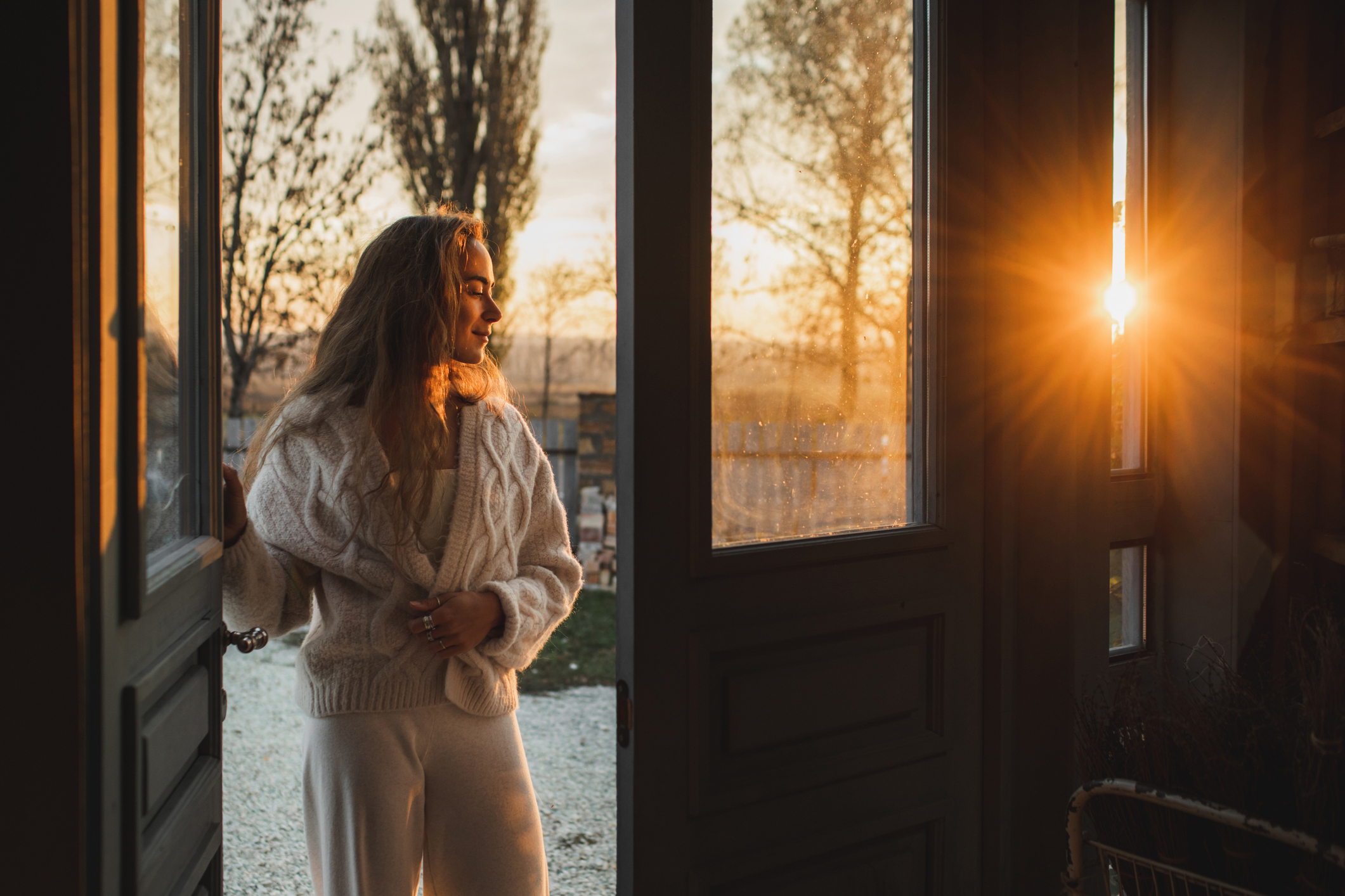 Fiatal nő mosolyog az őszi napfényben