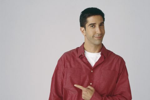 David Schwimmer piros ingben, az ujjával oldalra mutat
