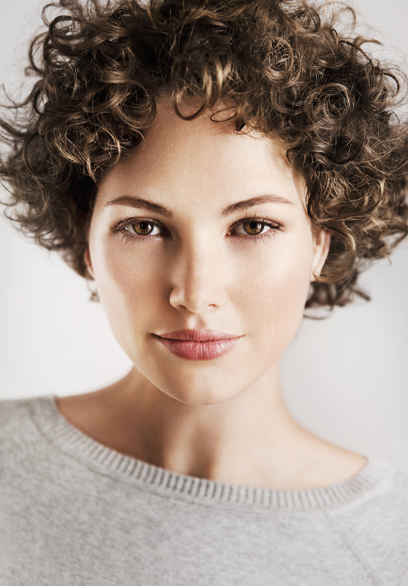 Göndör, rövid hajú nő portréja