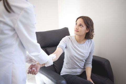 Vérvételre készülő nő