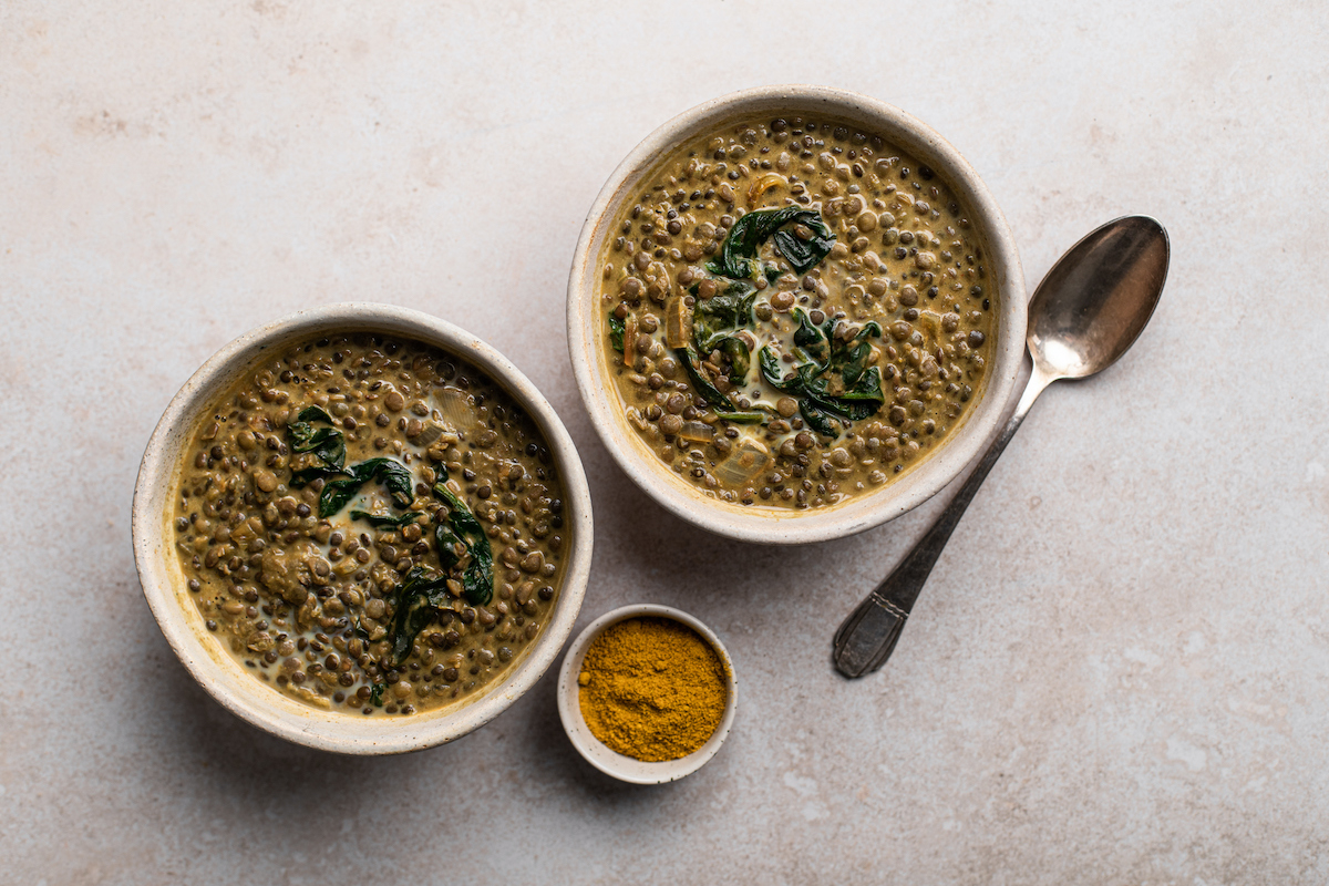 2 tányér lencsefőzelék spenóttal felülnézetből