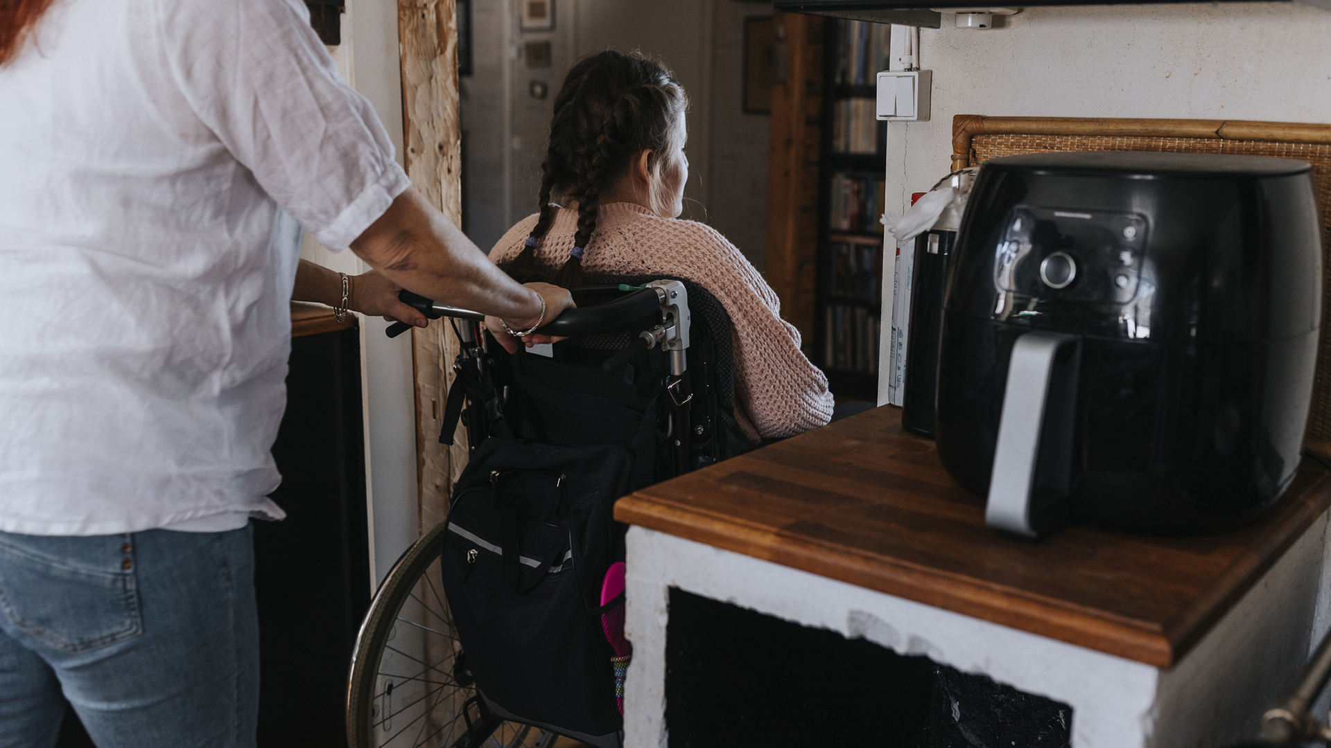 serult-gyerekek-apolasa-ket-anya-tortenete | Marie Claire Édesanya tolja kerekesszékes kislányát